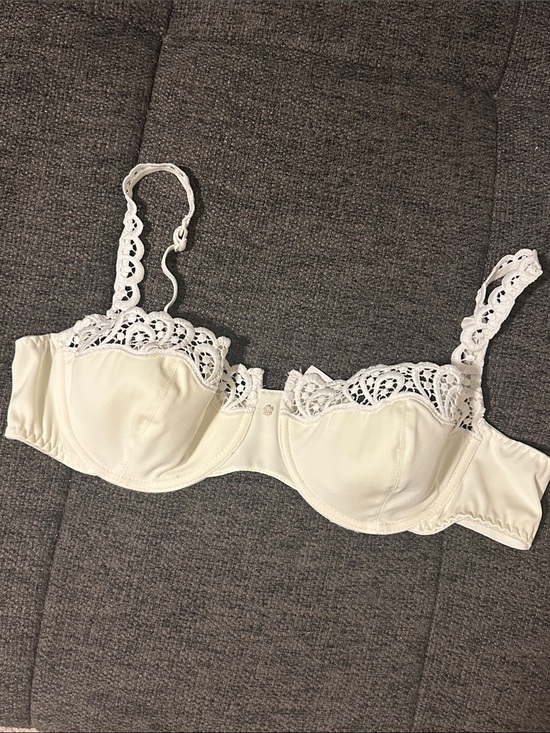 Deville Other - Size 40B Lace Trim Underwire Bra - Cream